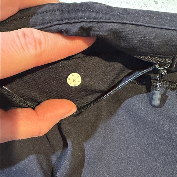 Black lululemon leggings with mesh detail and pockets size 8 - Picture 8 of 8